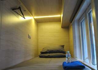 Гостиница The Kubz Premium Capsule Hostel Москва Одноместный номер-капсула с окном в общей комнате-8