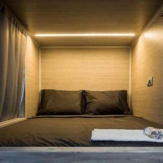 Гостиница The Kubz Premium Capsule Hostel Москва Двуспальная кровать-капсула в общем номере для женщин и мужчин-2