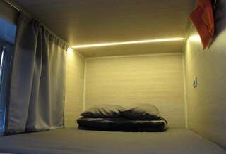 Гостиница The Kubz Premium Capsule Hostel Москва Двуспальная кровать-капсула в общем номере для женщин и мужчин-4