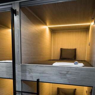 Гостиница The Kubz Premium Capsule Hostel Москва Односпальная кровать-капсула с окном в общем номере для мужчин и женщин-1